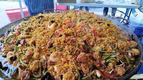 Chefs y paelleros participantes durante la preparación con causa de cerca de 800 kilos de paella en el Jardín de El Carmen, Puebla