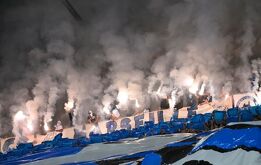 Los fanáticos locales desplegaron pancartas hostiles contra el empresario estadounidense tras hilar cuatro derrotas consecutivas.