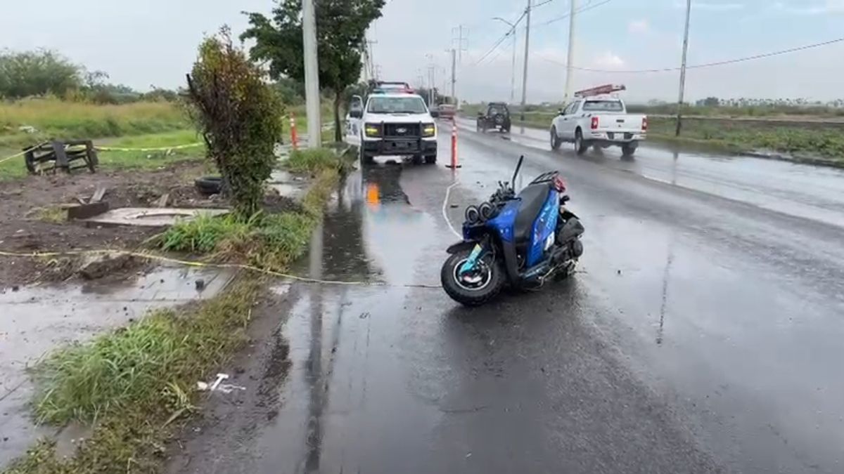 Dos menores viajaban en motocicleta cuando perdieron el control; uno murió en Tlajomulco