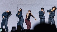 Uno de los momentos especiales llegó cuando Young Miko invitó a una fan a subir al escenario.