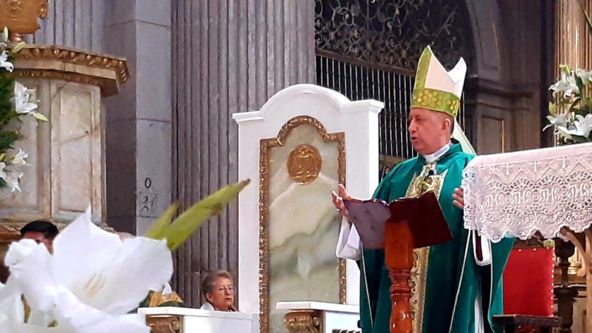 Monseñor Francisco Javier Martínez Castillo, obispo auxiliar de la Arquidiócesis de Puebla, encabeza la celebración eucarística en la Catedral