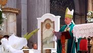 Monseñor Francisco Javier Martínez Castillo, obispo auxiliar de la Arquidiócesis de Puebla, encabeza la celebración eucarística en la Catedral