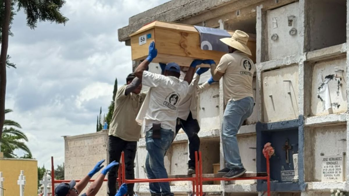 Nueve personas fallecidas son sepultadas tras concluir su identificación forense