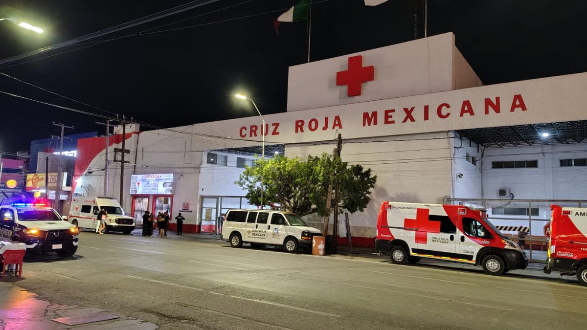 Policías municipales acudieron a la Cruz Roja en la calle Cuauhtémoc para restablecer el orden tras la riña registrada en Santiago Ramírez.