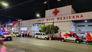 Policías municipales acudieron a la Cruz Roja en la calle Cuauhtémoc para restablecer el orden tras la riña registrada en Santiago Ramírez.