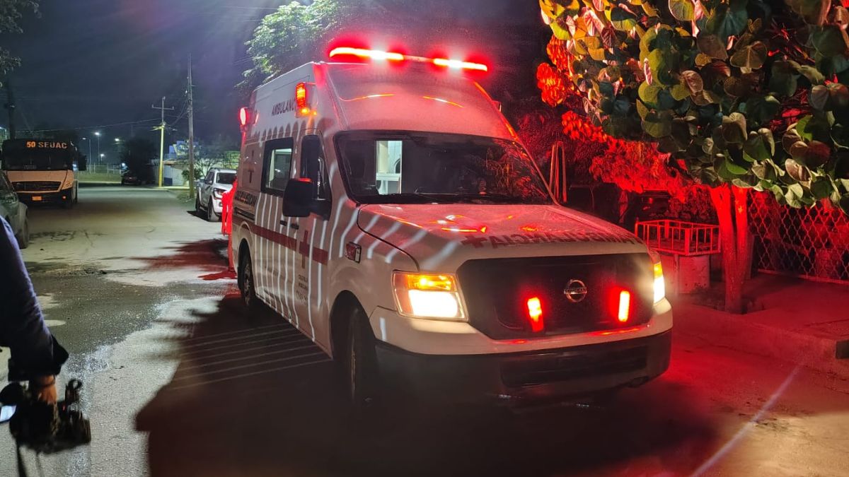 Socorristas de la Cruz Roja acudieron de madrugada a la calle Felipe Ángeles para brindar auxilio tras el reporte al 911.
