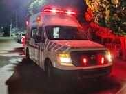 Socorristas de la Cruz Roja acudieron de madrugada a la calle Felipe Ángeles para brindar auxilio tras el reporte al 911.