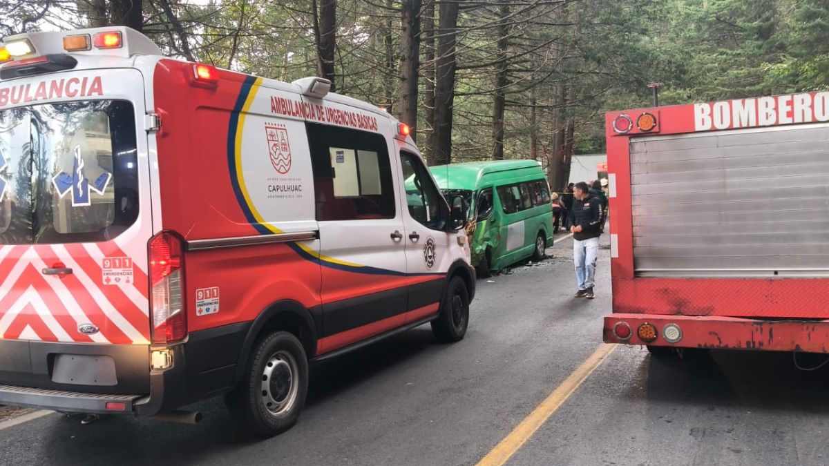 Una combi con peregrinos chocó en la carretera La Marquesa-Tenango.