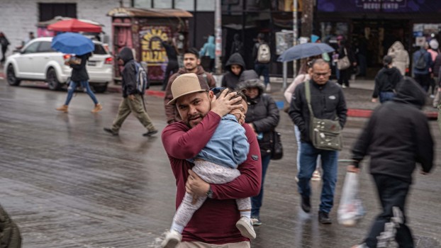 Abrígate y protege a tus seres queridos de las afectaciones del clima.