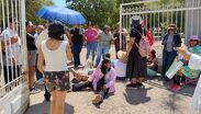 Activistas y defensores del medio ambiente protestaron contra la tala de árboles y la sustitución de áreas verdes por planchas de cemento y adoquín.
