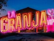 Adal Ramones conduce la gala estelar de La Granja VIP por Azteca Uno, donde otro famoso abandona la convivencia rural.