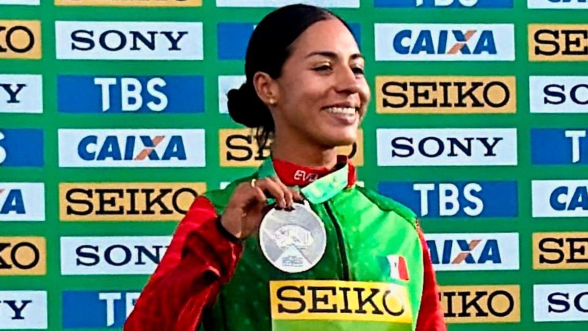 Alejandra Ortega con su medalla de plata en el Campeonato Mundial de Marcha por Equipos Brasilia 2026 | Conade