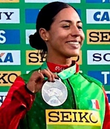 Alejandra Ortega con su medalla de plata en el Campeonato Mundial de Marcha por Equipos Brasilia 2026 | Conade
