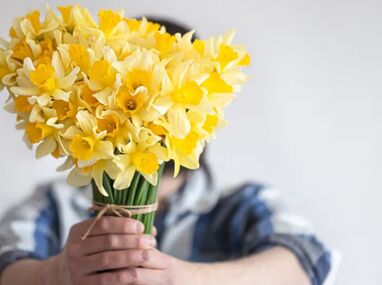 En años recientes, ha cobrado fuerza la costumbre de obsequiar flores amarillas en esta fecha.