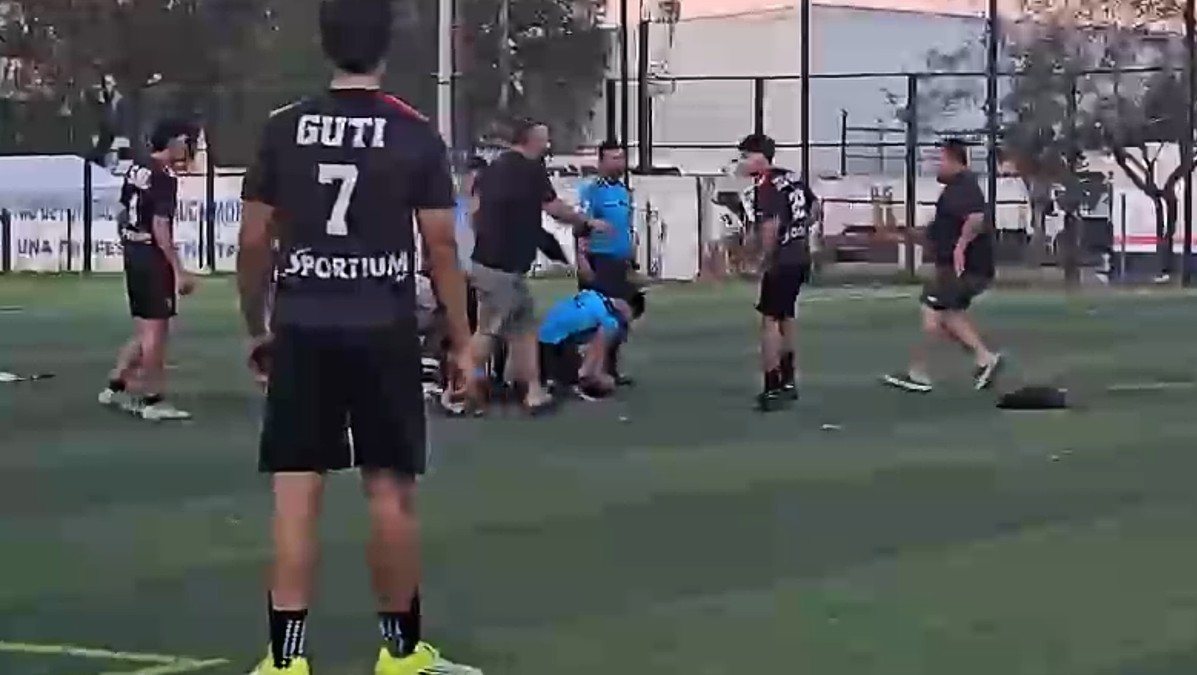 El árbitro, señaló directamente a 3 jugadores que le habrían provocado los daños.
