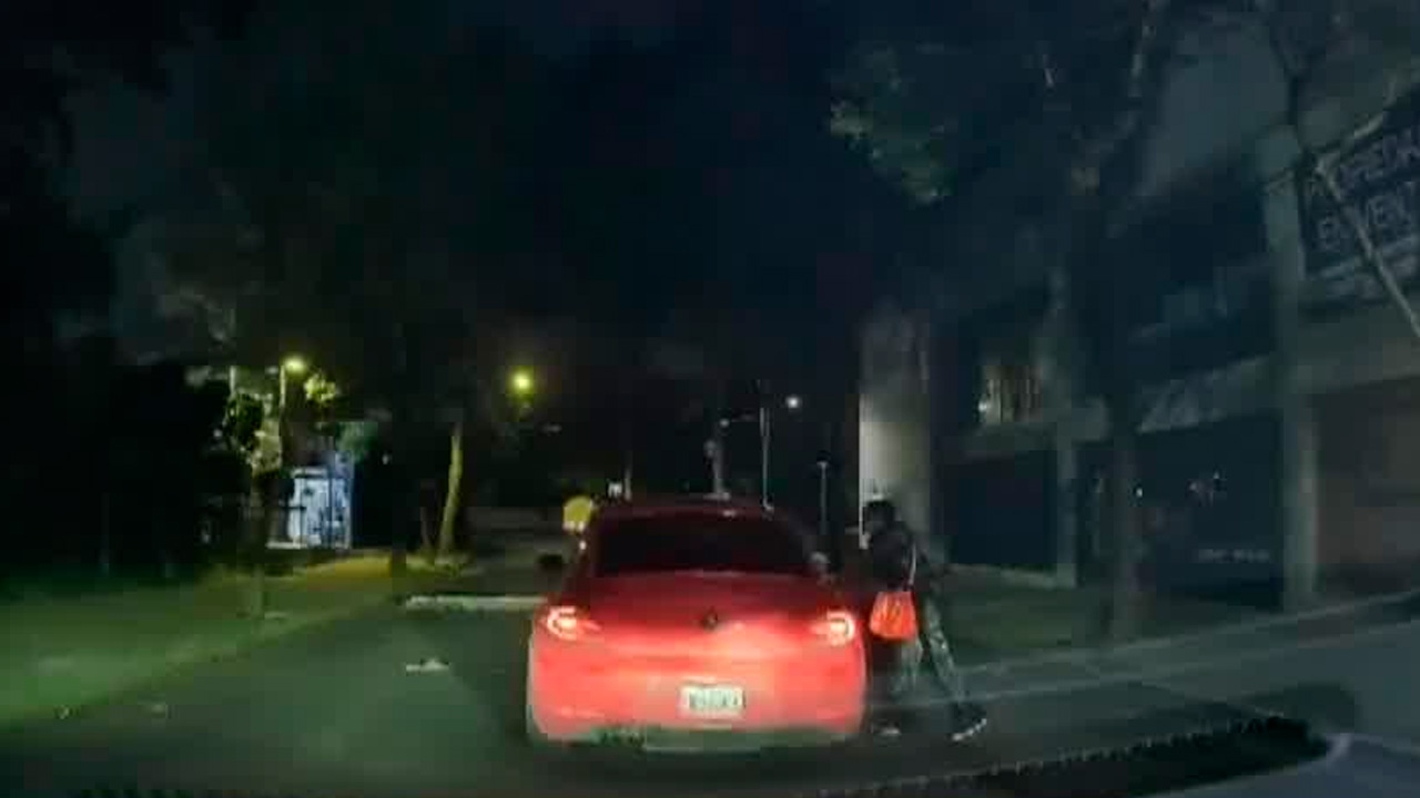 Conductor arrastra a mujer y choca dos veces otro auto en Insurgentes Norte