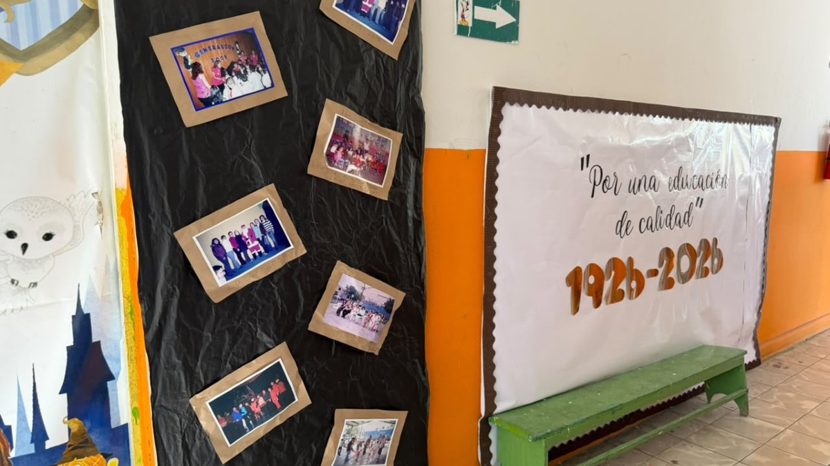 Para conmemorar su centenario, alumnos, maestros, ex alumnos y familias participaron en una ceremonia