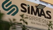 Cuadrillas del equipo técnico atienden la contingencia en la bomba 27R para restablecer el servicio de agua en Torreón.