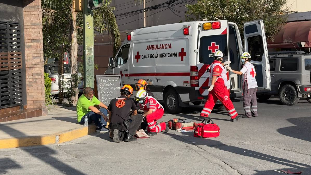 Elementos de Cruz Roja realizaron el traslado del lesionado al Hospital 21 del IMSS.