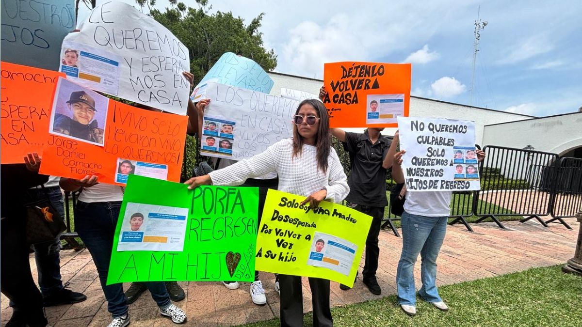 Familiares de cuatro jóvenes desaparecidos llevan su protesta hasta Zapopan