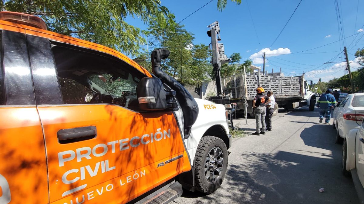 Había una grúa con ladrillos durante la construcción.