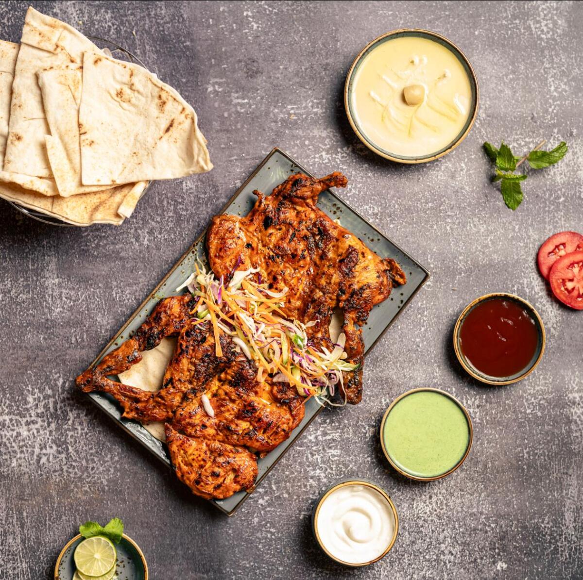 El marinado combina cítricos, ajo y especias para potenciar el sabor del pollo.