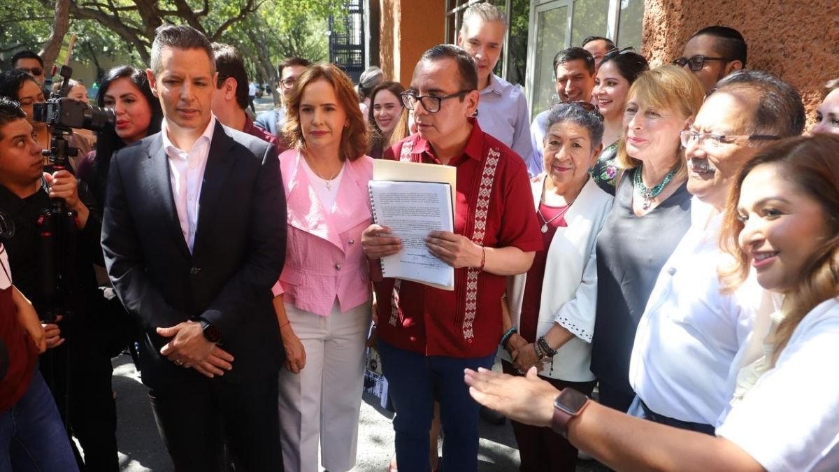 Morena acusa a Samuel García y su familia de presuntas operaciones millonarias; gobernador pide que lo investiguen.