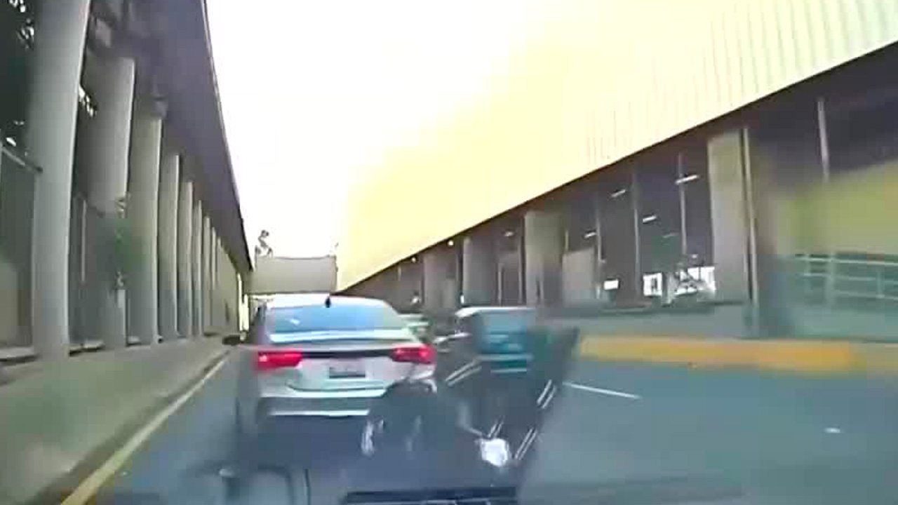 Motociclista choca contra auto tras frenada repentina en Avenida Central