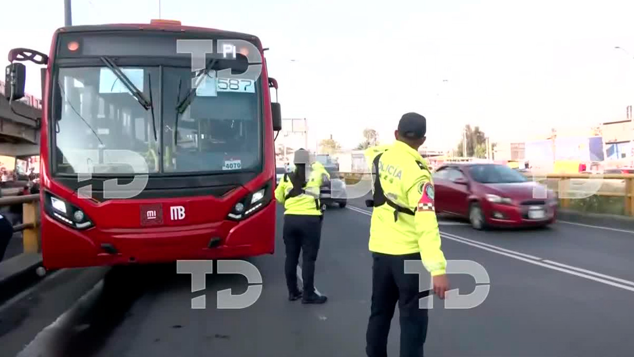 Mujer resulta lesionada tras ser arrollada por unidad del Metrobús en la Agrícola Pantitlán