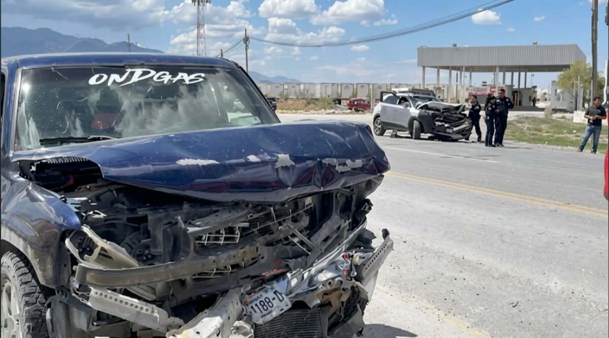 Paramédicos de la Cruz Roja acudieron tras el reporte de personas atrapadas en las camionetas.