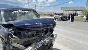 Paramédicos de la Cruz Roja acudieron tras el reporte de personas atrapadas en las camionetas.