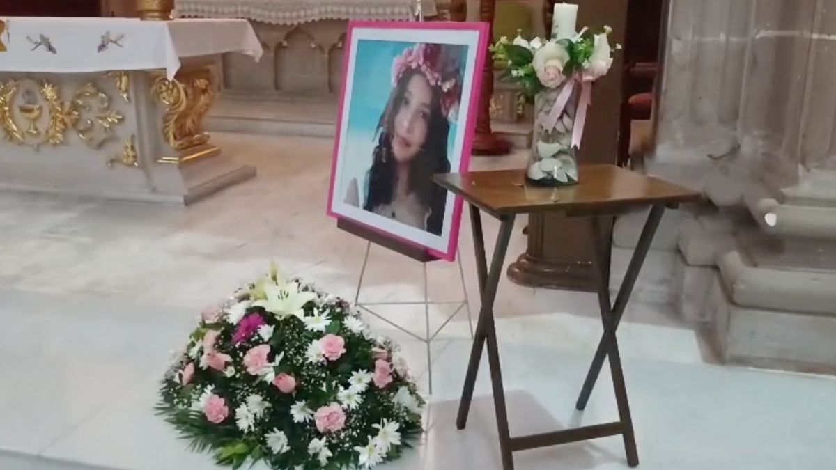Pese al dolor, Carlos Said agradeció la presencia de las compañeras de Paloma Nicole, quienes asistieron tanto a la misa como a las actividades .
