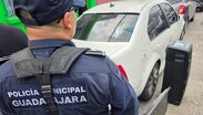 Policías detienen a hombre señalado por robar objetos de una casa en Guadalajara