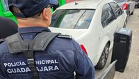Policías detienen a hombre señalado por robar objetos de una casa en Guadalajara