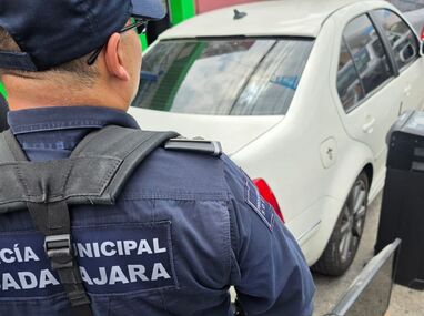 Policías detienen a hombre señalado por robar objetos de una casa en Guadalajara