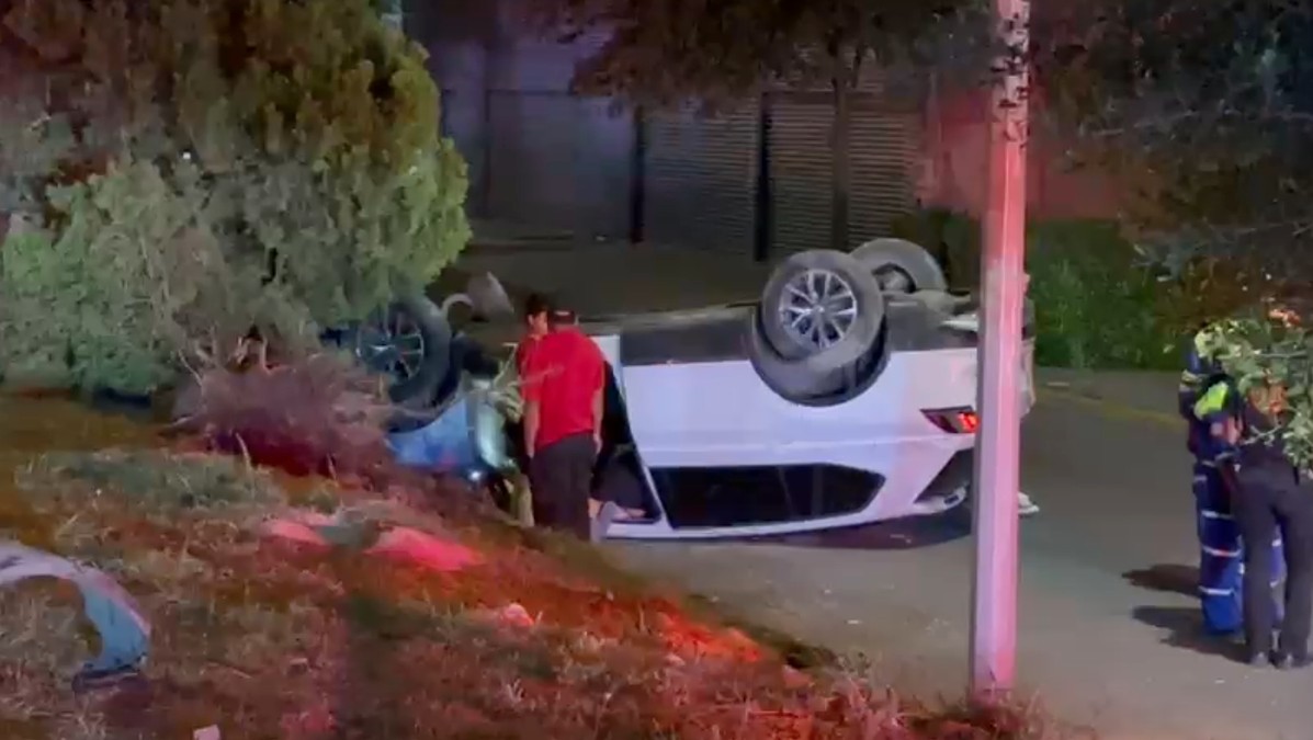 En el lugar quedaron volcados un automóvil Mercedes Benz y una camioneta Tiguan.