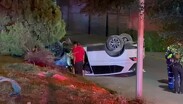 En el lugar quedaron volcados un automóvil Mercedes Benz y una camioneta Tiguan.