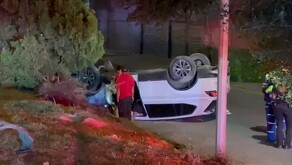 En el lugar quedaron volcados un automóvil Mercedes Benz y una camioneta Tiguan.