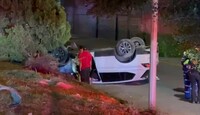 En el lugar quedaron volcados un automóvil Mercedes Benz y una camioneta Tiguan.