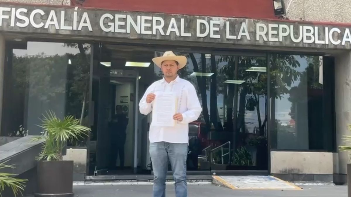 Regidor de Uruapan denuncia a Daniel Manzo ante la FEMDO y comparece funcionario por caso Carlos Manzo. | Víctor Saladitas vía Facebook.