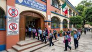 La restricción busca el uso controlado de pantallas durante las clases en primarias y secundarias de México.