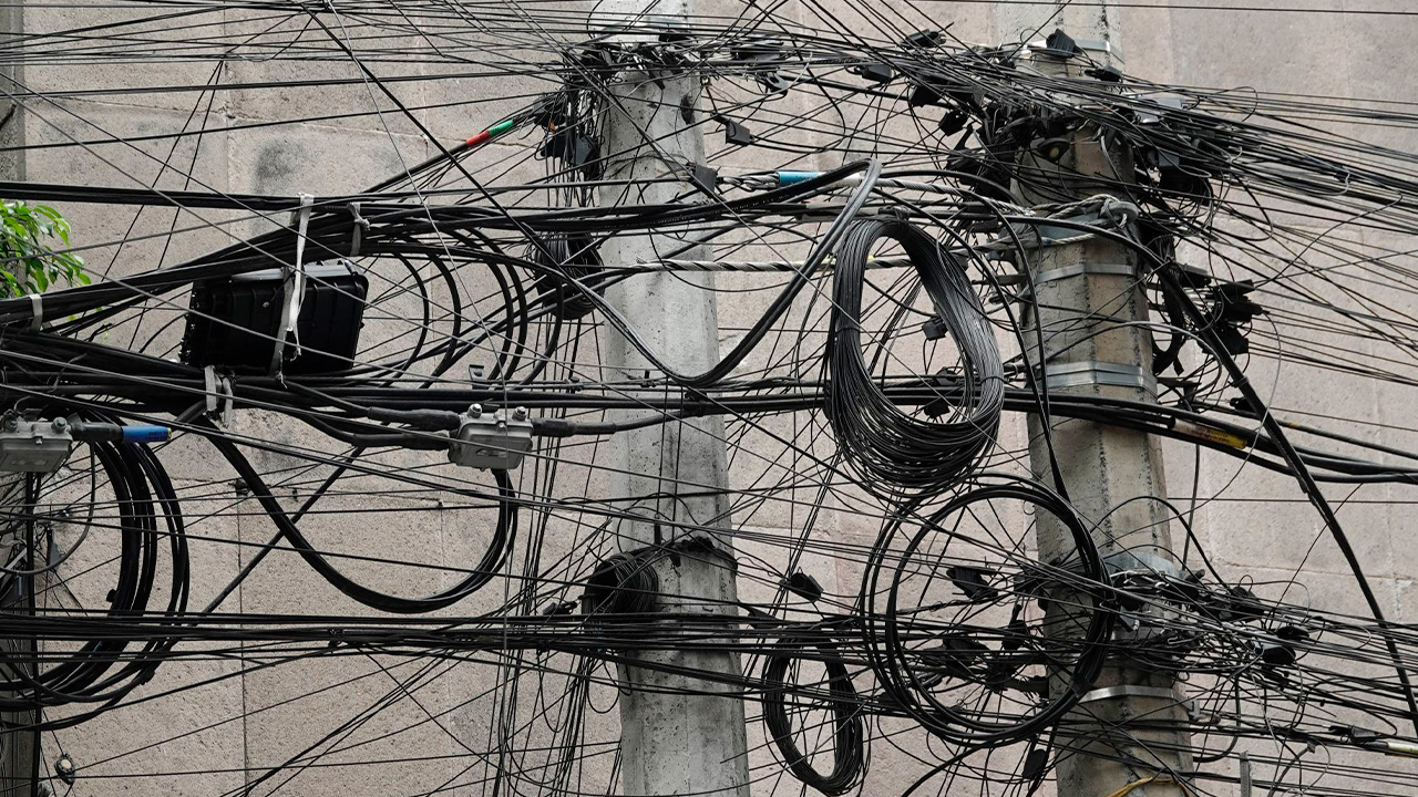 Retiran cableado abandonado para prevenir accidentes en la colonia Obrera