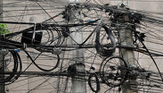 Retiran cableado abandonado para prevenir accidentes en la colonia Obrera