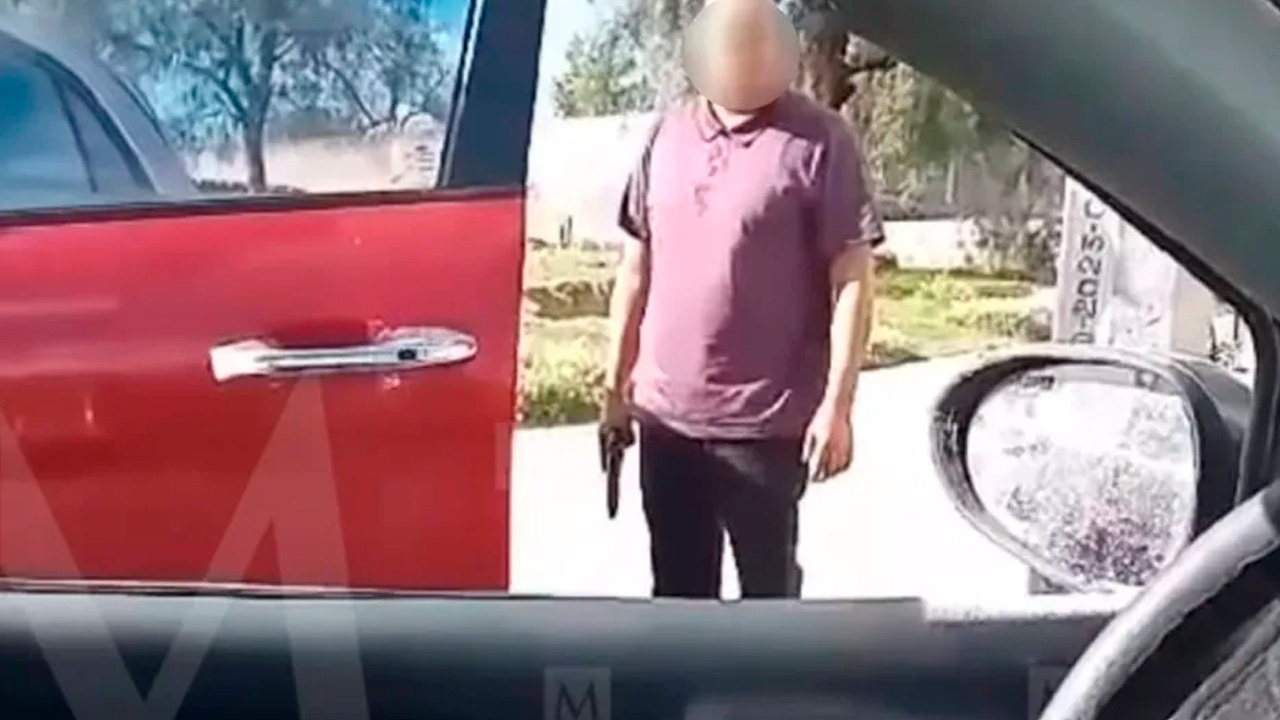 Subdirector de policía de Temascalapa es señalado por amenazar con arma a un conductor