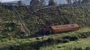 Un tractocamión volcó sobre la carretera Texcoco–Calpulalpan tras quedarse sin frenos.