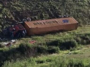 Un tractocamión volcó sobre la carretera Texcoco–Calpulalpan tras quedarse sin frenos.