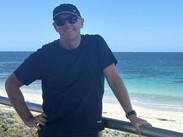 La víctima del ataque de tiburón fue identificada como Greg O'Neill, un nadador de 63 años