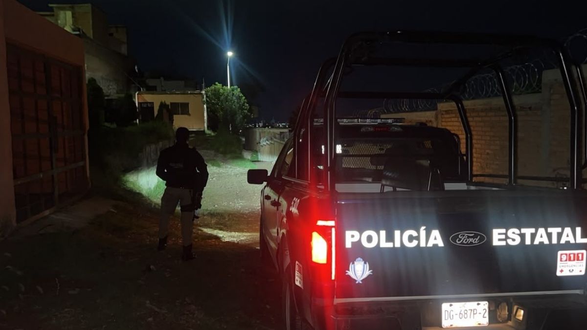 El agente reclamó al conductor al encontrarlo estacionado cerca de su domicilio; el sujeto le disparó con un arma corta y posteriormente con un rifle.