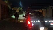 El agente reclamó al conductor al encontrarlo estacionado cerca de su domicilio; el sujeto le disparó con un arma corta y posteriormente con un rifle.