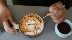 Cafetería en Perú rinden tributo al papa León XIV
